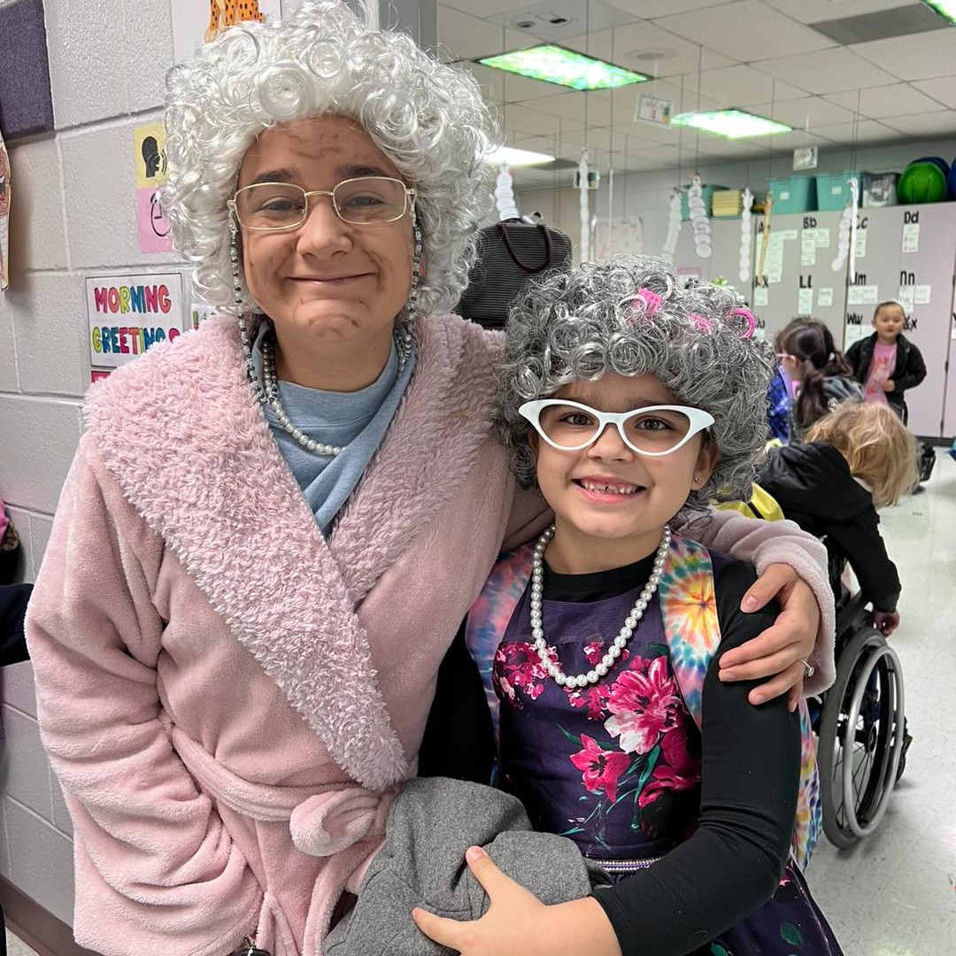 PearlandISD's tweet image. 🙌1️⃣0️⃣0️⃣🙌All elementary schools in Pearland ISD celebrated being 100 days smarter! This milestone was honored with signs, shirts, educational games and many other themed activities! #WeAreKnowledgeable #BuildPearlandProud