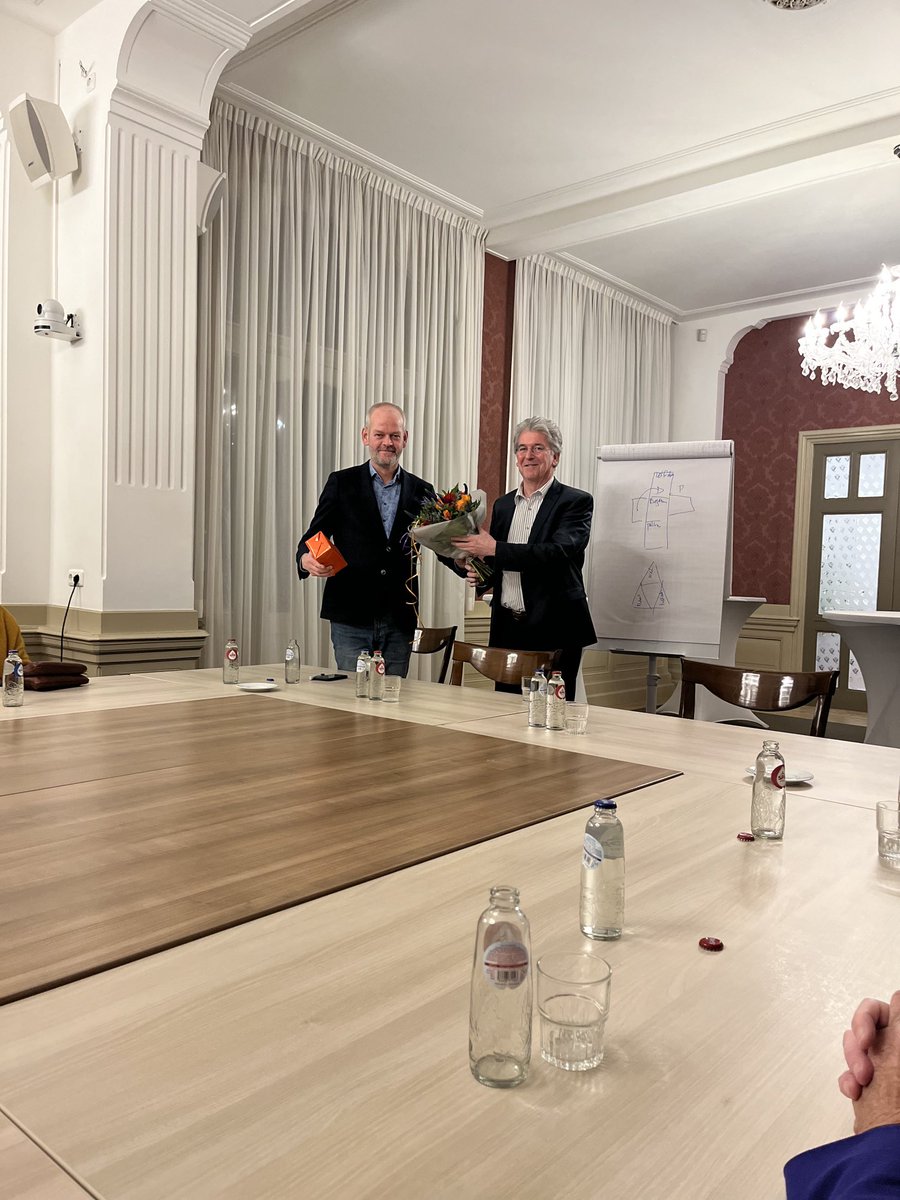 Vandaag bij de themabijeenkomst in ⁦<a href="/gem_oegstgeest/">Gemeente Oegstgeest</a>⁩ van de burgemeestersvereniging Zuid Holland. Voorzitter ⁦<a href="/edohaan/">Edo Haan</a>⁩ bedankte onze spreker ⁦@AJKruiter⁩ van ⁦@Publiekewaarden⁩ voor zijn intrigerende lezing. Belangrijke inzichten voor publieke bestuurders