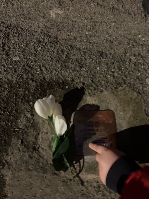 Mia, Pietro e Giacomo, aiutati da Laura Bonvicini, hanno adottato la pietra d’inciampo di Giovanni Ganassi in vicolo del Portone 8, vicino alla loro casa.

Grazie a tutte e tutti!