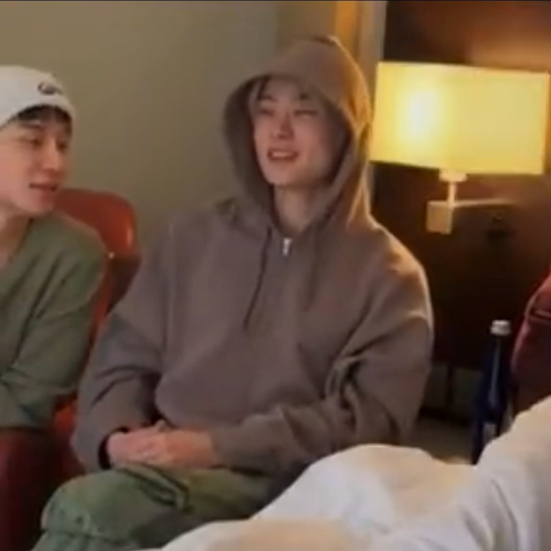 mmxly__'s tweet photo. #jaehyun dijo que está muy agradecido por erica, la señorita que les sirvió en el café e incluso jugó con ellos 

nimodo al jaehyun le gustó https://t.co/80dhrRc1XL