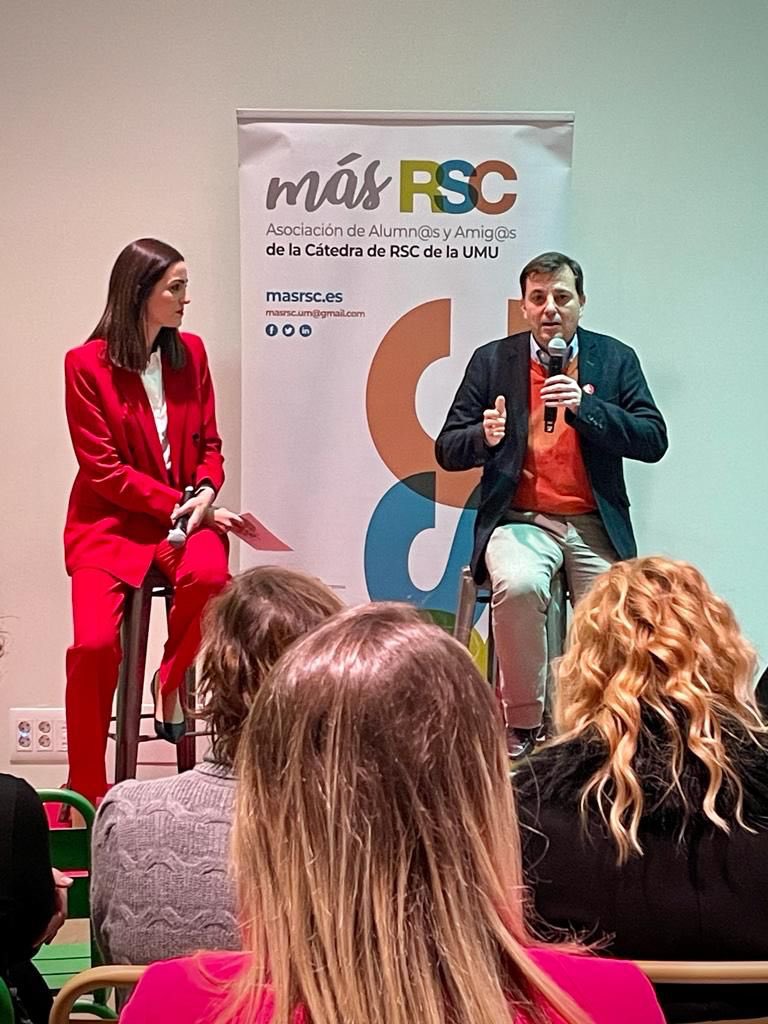 GmAinoha's tweet photo. @Jualoabadia dando a conocer la #RSC de @estrellalevante 💚en el I Encuentro entre soci@s de @mas_rsc  ⭐️🍺 https://t.co/046wXjVgz8