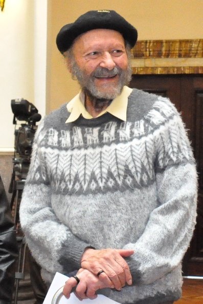 Con profunda humildad,  admiración,  me es un  tremendo honor ser convocado a  la tarea  de construir  Obituario de uno de los pensadores más destacados y  comprometidos con los pueblos de los Andes
Xavier Albo, descansa en las alturas de los grandes Montes de los Andes....