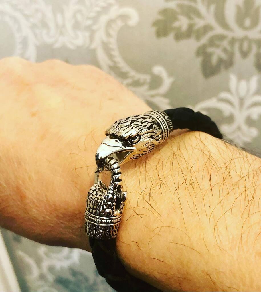 The Eagle 🦅 has landed at Gold’N Time Jewellery. This woven leather bracelet has a large sterling silver clasp depicting a majestic eagle. Other variations in the store as well. #goldntimejewellery #effyjewelry #downtownvernon #mensjewelry #goldntime… instagr.am/p/Cn43GdgvRiV/
