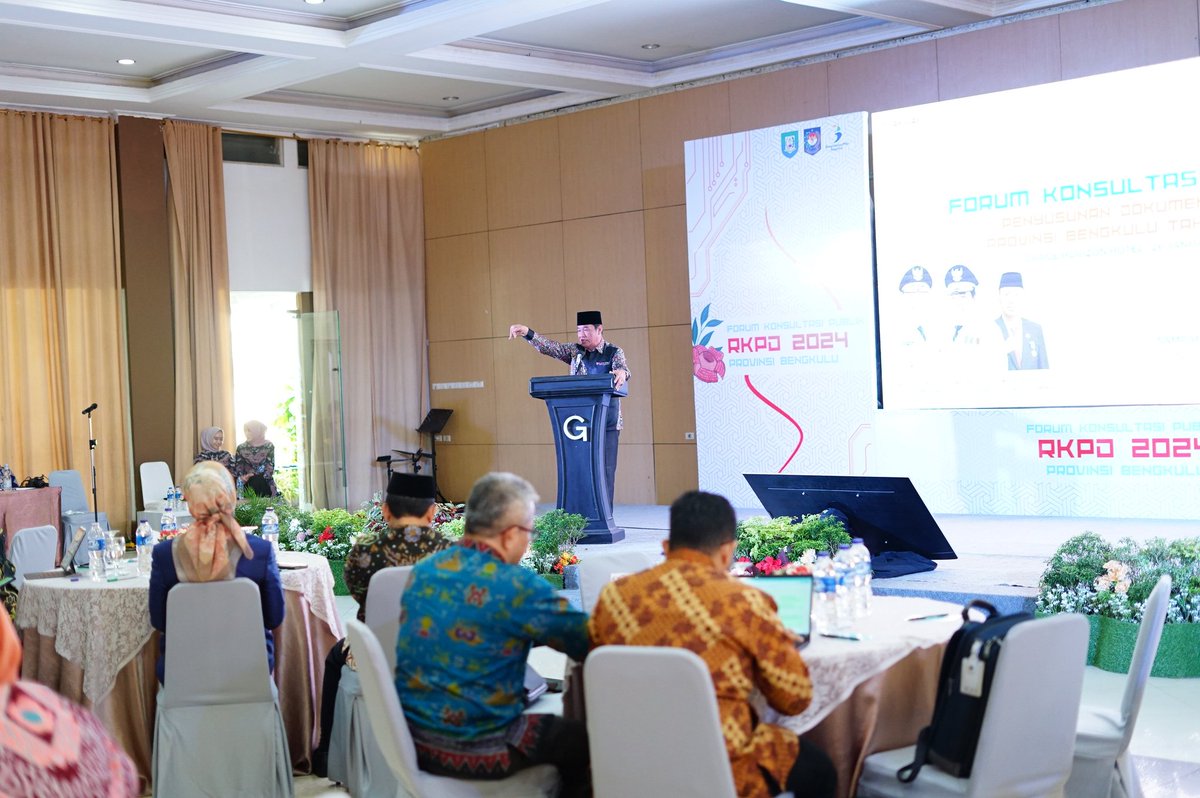rosjonsyah64's tweet photo. Tadi pagi Saya Wakil Gubernur Bengkulu Rosjonsyah membuka Forum Konsultasi Publik Rancangan Awal Rencana Kerja Pemerintah Daerah (RKPD) Provinsi Bengkulu Tahun 2024 di Grage Hotel Bengkulu, Kamis (26/01). https://t.co/NymohhMirT