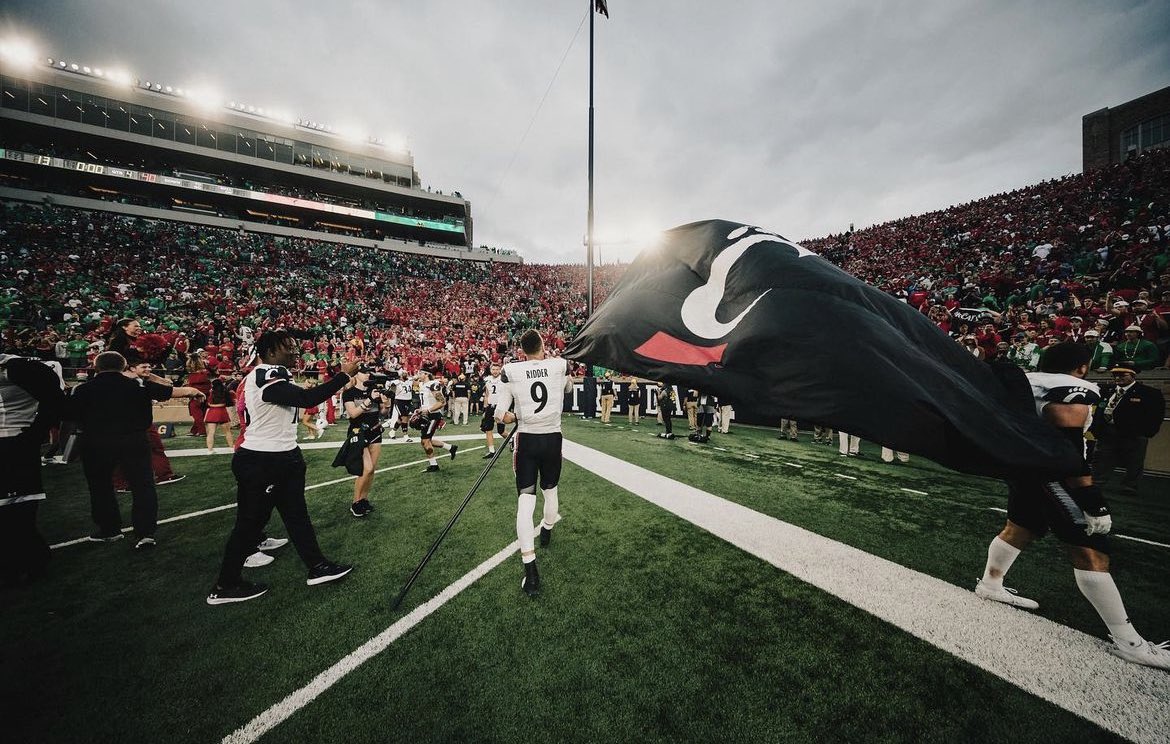 #AGTG Blessed and Thankful to receive an offer from The University of Cincinnati!! #CinCityPride

 <a href="/CoachSattUC/">Coach Satterfield</a> <a href="/CoachPeteThomas/">Pete Thomas</a> <a href="/DB_CoachCoombs/">Kerry Coombs</a> <a href="/QBC_Nashville/">QB Country Nashville</a> <a href="/tballardqbcoach/">Tony Ballard</a> <a href="/coachkriesky/">Will Kriesky</a>