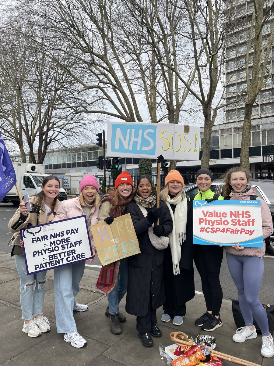 jignisha1's tweet photo. Exercising our right to ask for fair pay for physios outside Charing Cross hospital, Imperial NHS. #CSP4FairPay #physiostrike @thecsp @Imperialpeople @ImperialNHS https://t.co/i02wVS8Y7V