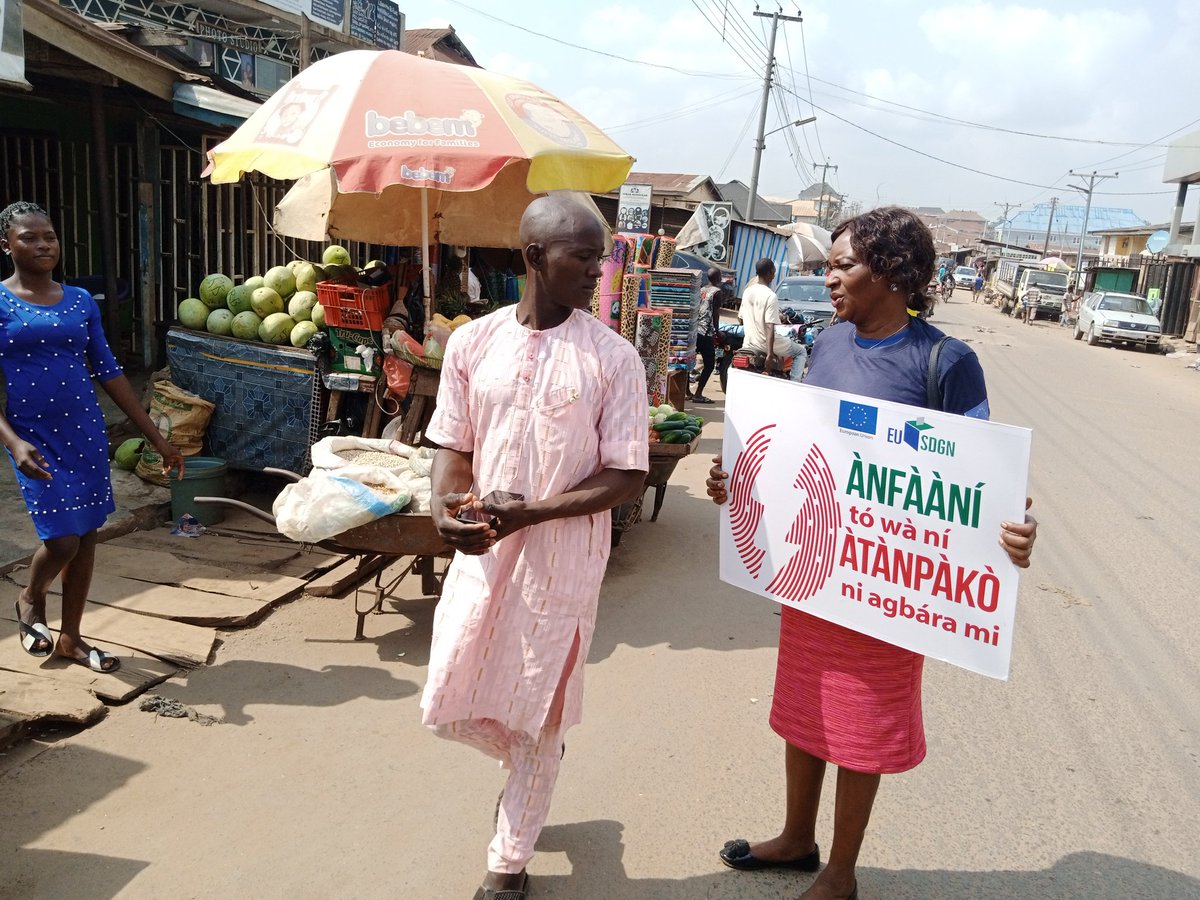 InsideOsogbo's tweet photo. The train of the Community Campaigns/Rallies on Voter Education Project of the @jdpmcosogbo1, supported by the @EU_Commission, was at Ọjà Tuntun in Il��-Ifẹ̀ earlier today to sensitize the traders &amp; passers-by on the need to collect their PVCs.

1/5
#EU4DemocracyNG https://t.co/yDM2aGUDXK