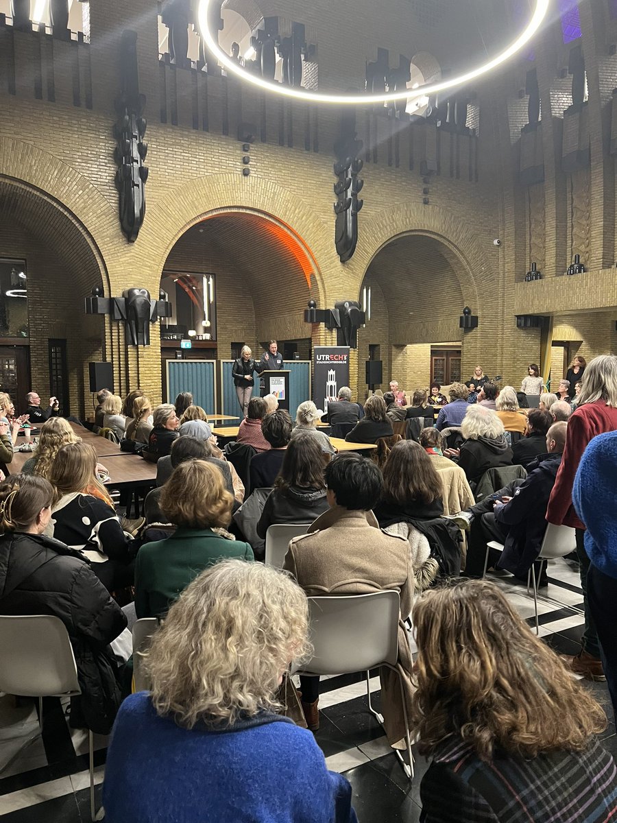 <a href="/rubenvangogh/">Ruben van Gogh</a> reikt eerste exemplaar Dichterskrant uit aan Anneke van Dijk #gedichtendag #poëzieweek <a href="/UtrechtLeest/">Bibliotheek Utrecht</a>