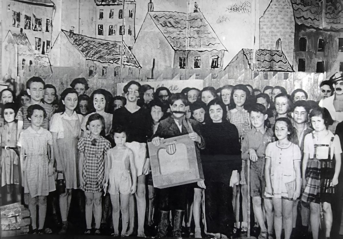 ricgazza's tweet photo. Fra tutti i campi di concentramento nazisti quello di Theresienstadt ha una storia unica e tragica e poco nota. 
In quel campo si creò un'inedita concentrazione di artisti e musicisti.
Ma l'arte e la musica divennero strumenti di resistenza all'orrore.
#GiornatadellaMemoria
🧵↓ https://t.co/jqQMii8hSV