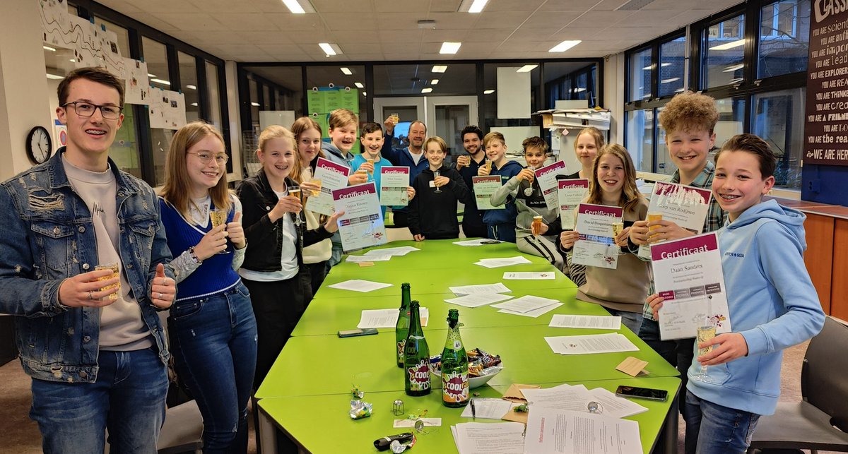 De DJ'S <a href="/sCOOLradio/">sCOOLradio</a> hadden wat te vieren vandaag en namen ook afscheid van Nigel Korthout, DJ van het eerste uur <a href="/tbl_oss/">TBL</a>