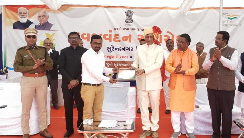 dcpusrn's tweet photo. પ્રજાસત્તાક દિન2023 જિલ્લા બાળ સુરક્ષા કચેરી, સમાજ સુરક્ષા પ્રભાગ સુરેન્દ્રનગરની ઉત્કૃષ્ટ કામગીરી બદલ માન. ધારાસભ્ય શ્રી પાટડી-લખતર તથા મેં.કલેકટરશ્રી, વહીવટી તંત્ર સુરેન્દ્રનગર દ્વારા સન્માનિત કરવામાં આવ્યા.
@CollectorSRN 
@DDOSURENDRANAGR
@SPSurendranagar 
@Gujaratscps https://t.co/aHAdNptxU6