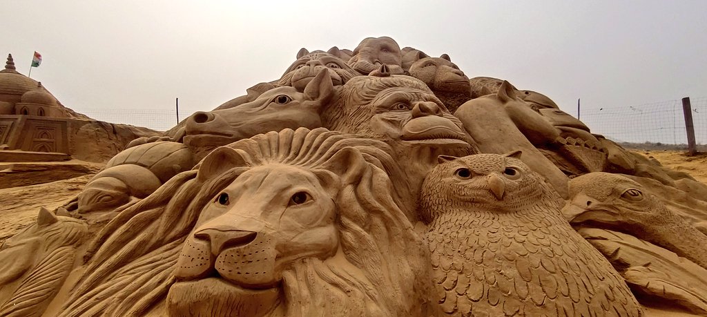 hiraltandel153's tweet photo. Some best picture of 'sand art park'
,It's really amazing place 
#atmnirbharbharatka salt se software tak ka safar 
#memoriesofrajasthan 
@HQ_DG_NCC @NCC_Dte_Gujarat @NCCDteRajasthan @PMOIndia @CMOGuj @ArvindKapoorTYG @SinghVmsingh16 @NarendraChaarag https://t.co/ML1Lo134Qe
