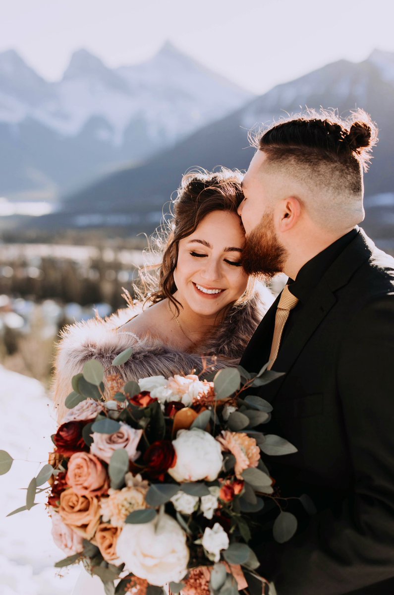 gunzznbunzz's tweet photo. EVERYONE, PLEASE LOOK AT HOW BEAUTIFUL THESE SNEAK PEAKS OF OUR WEDDING PICTURES ARE AHHHHHH @cerridius https://t.co/CMHuhe8pJk