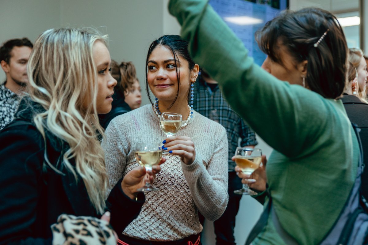 dmjx's tweet photo. Tillykke til alle 143 journalister, kommunikatører og fotojournalister, som i dag afsluttede 3 1/2 års uddannelse. https://t.co/lxE9moaHgK #dmjx #dkmedier #dkkom https://t.co/3NluD2KK3x