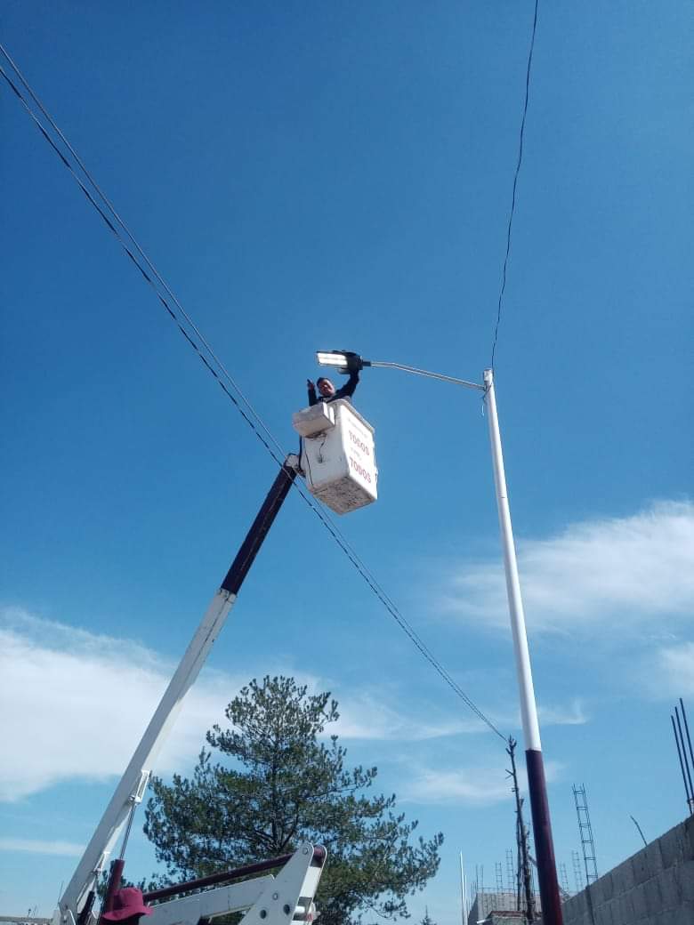 HAmozoc's tweet photo. 👉🏻 El Departamento de Alumbrado Público realizó la instalación de postes metálicos y lámparas nuevas LED en calles que no contaban con este servicio.

Las colonias beneficiadas son:

📍 San José Las Flores
📍Carretera Amozoc -Oriental
📍San José La Laguna

#Amozoc https://t.co/Y3mGbYa8dp