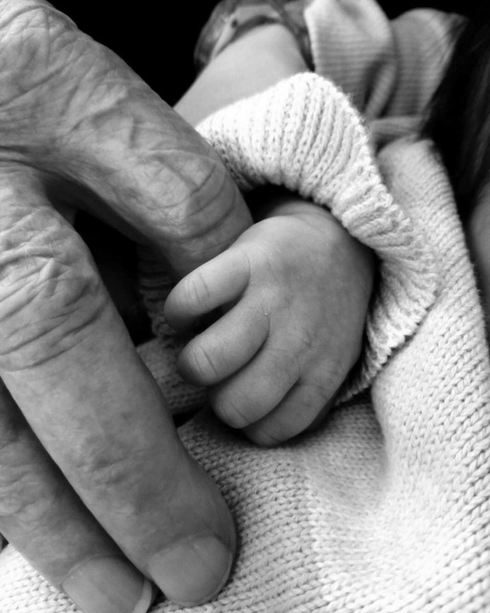 HumansOfJudaism's tweet photo. ”This is such a powerful picture and felt I should share. My grandfather with my 3 week old daughter, the youngest great grandchild. They are 100 years apart! My grandfather is a survivor of 10 concentration camps. #trueblessings” - Stacey Ziegler https://t.co/ORmDXpBHxT