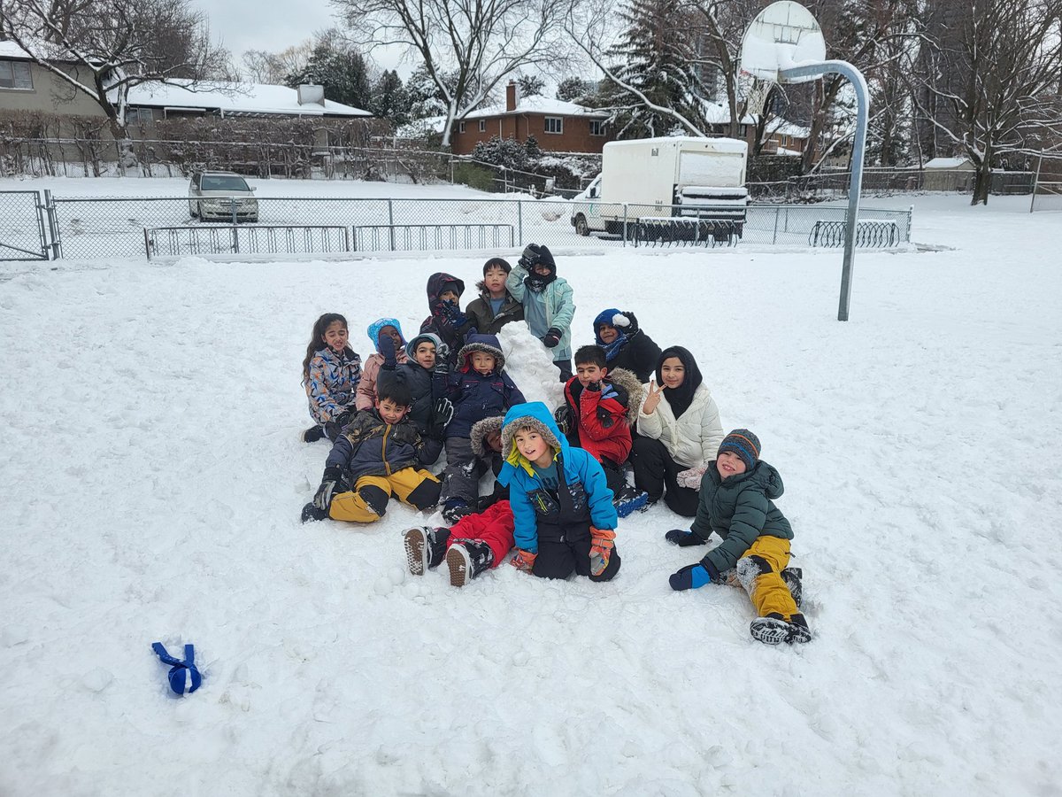 MrYerzy's tweet photo. Snow everywhere! What is the tallest structure you can build out of snow cooperatively? Hard to see so much snow and not play in it!

@tdsb @TDSB_DunlacePS #snow https://t.co/MYkIPOsv41