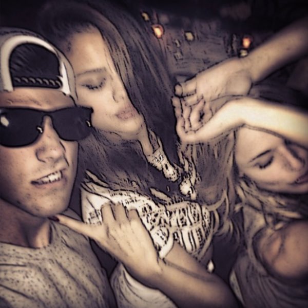 Paso mis días encerrada en la confusión, tratando de olvidarte bebé y vuelvo a caer. Tengo que estar drogada toda mi vida para olvidar que te extraño.