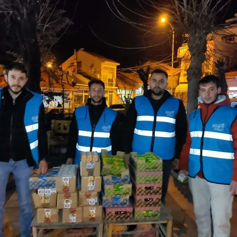 GenclikEmet's tweet photo. Sizler için Sizlerleyiz 🙋‍♂️

AK Parti Emet İlçe Gençlik Kolları Teşkilatı olarak bu akşam yatsı namazı sonrasında hemhal olduk.Regaib Kandillerini tebrik edip ikramlarda bulunduk.Herkese Hayırlı Kandiller Diliyoruz Rabbim Yapacağımız İbadetleri Duaları Ve Hayırları Kabul Etsin https://t.co/EcFk4slFQa