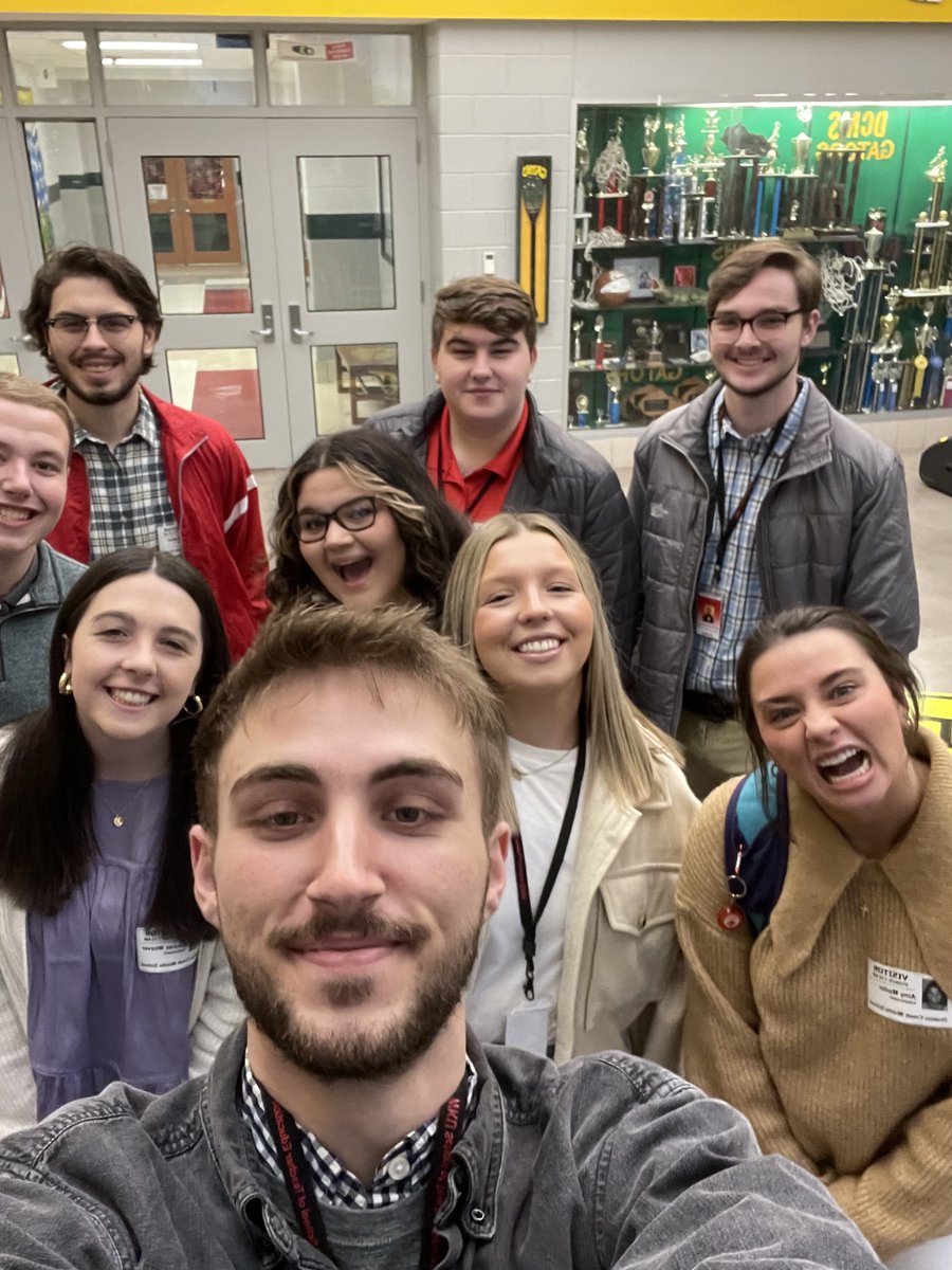 LWeaver02's tweet photo. First day of field for CEPT 1! @WKUSTE @CEPTatWKU @DrMargarella @wku @WKUCEBS @DrakesCreekMS 🍎🤗 https://t.co/aSSLxpVgPy
