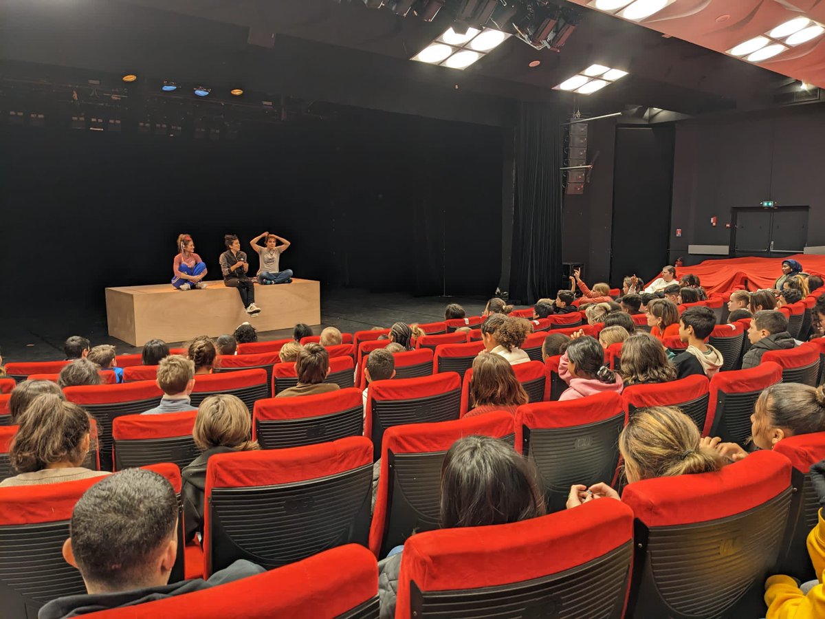 CdiVallergues's tweet photo. 6eC & 5eD rencontrent Emilie Garcia qui les sensibilise à l’art d’être spectateurs 🎭 au dispositif familles au spectacle: Puis ils assistent à la représentation "J’ai trop d’amis" de David Lescot au théâtre la Licorne @villecannes #100EAC . 👩🎓🧑🏽🎓captivés 👏🏼👏🏼👏🏼. 1/2 https://t.co/VbELsK2PU5