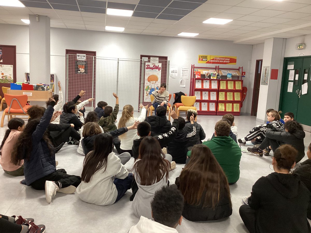 CdiVallergues's tweet photo. 6eC & 5eD rencontrent Emilie Garcia qui les sensibilise à l’art d’être spectateurs 🎭 au dispositif familles au spectacle: Puis ils assistent à la représentation "J’ai trop d’amis" de David Lescot au théâtre la Licorne @villecannes #100EAC . 👩🎓🧑🏽🎓captivés 👏🏼👏🏼👏🏼. 1/2 https://t.co/VbELsK2PU5