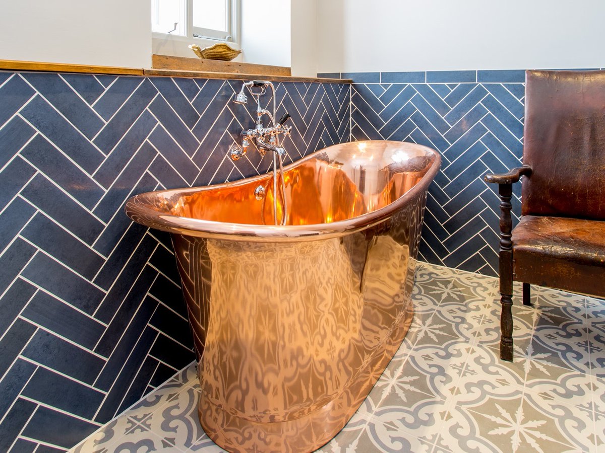 The UK top 50 #gastropubs have been announced - and we're so proud of the amazing eviivo properties that made the list 🥂 
After all, what's a great pub without a brilliant bedroom (and bathroom!) 😋🛏️ 

Read more: bit.ly/3HeD0Ia
#gastropub #inn #travelinspiration #pubs