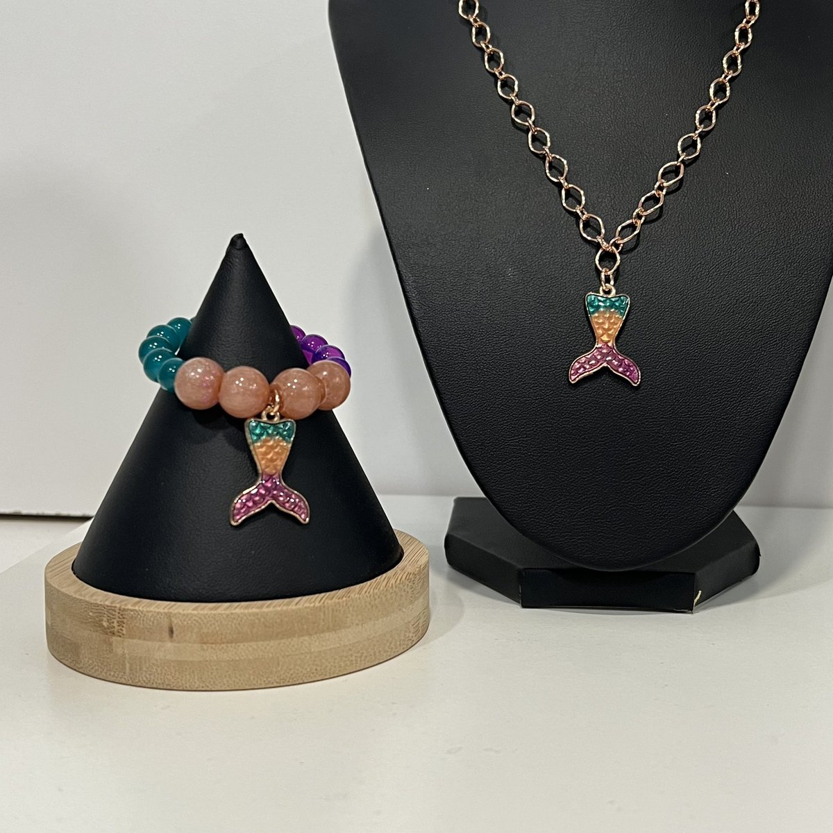 Rachi_Ann's tweet photo. Handmade bracelet and necklace sets coming soon https://t.co/JsZWGqRwoH
#giftideas #comingsoon #JandACreationsNV #valentines https://t.co/c60orXCwC9
