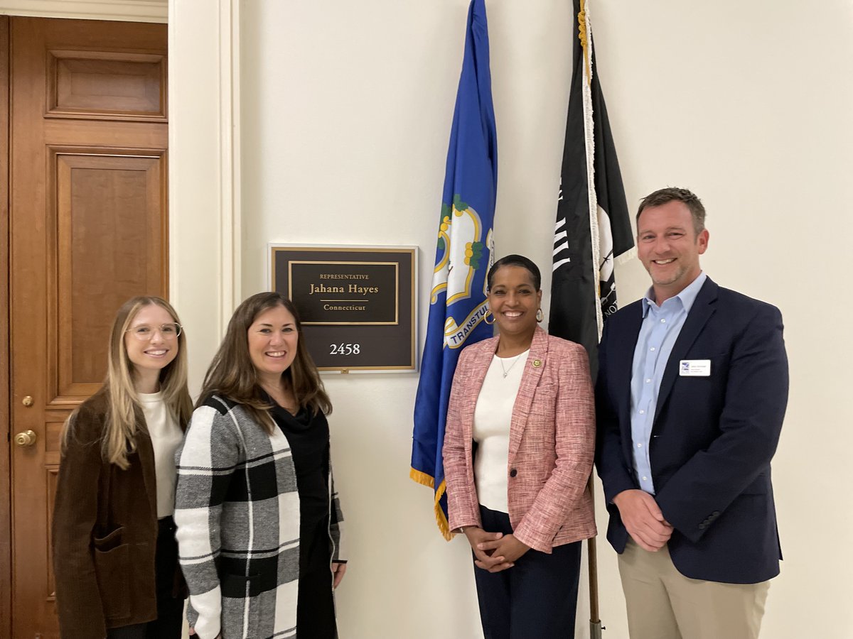 RepJahanaHayes's tweet image. 🚌⚡Always a good time to talk about clean school buses with climate &amp;amp; transit advocates. Thanks, @CALSTART, for your work to deploy zero-emission vehicles nationwide.