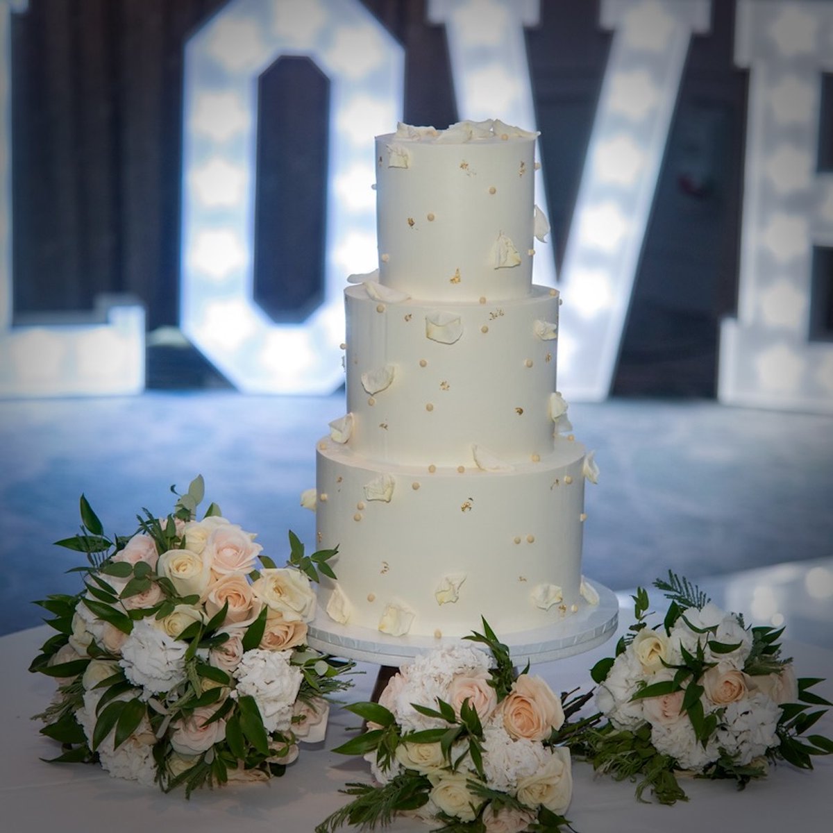 The bouquets make a perfect addition to the cake table 💐
#WeddingReception #ReceptionFlowers #WeddingFlowers #WeddingFlorist #DeVereLatimerEstate #Hertfordshire #HemelHempstead #MaplesFlowers