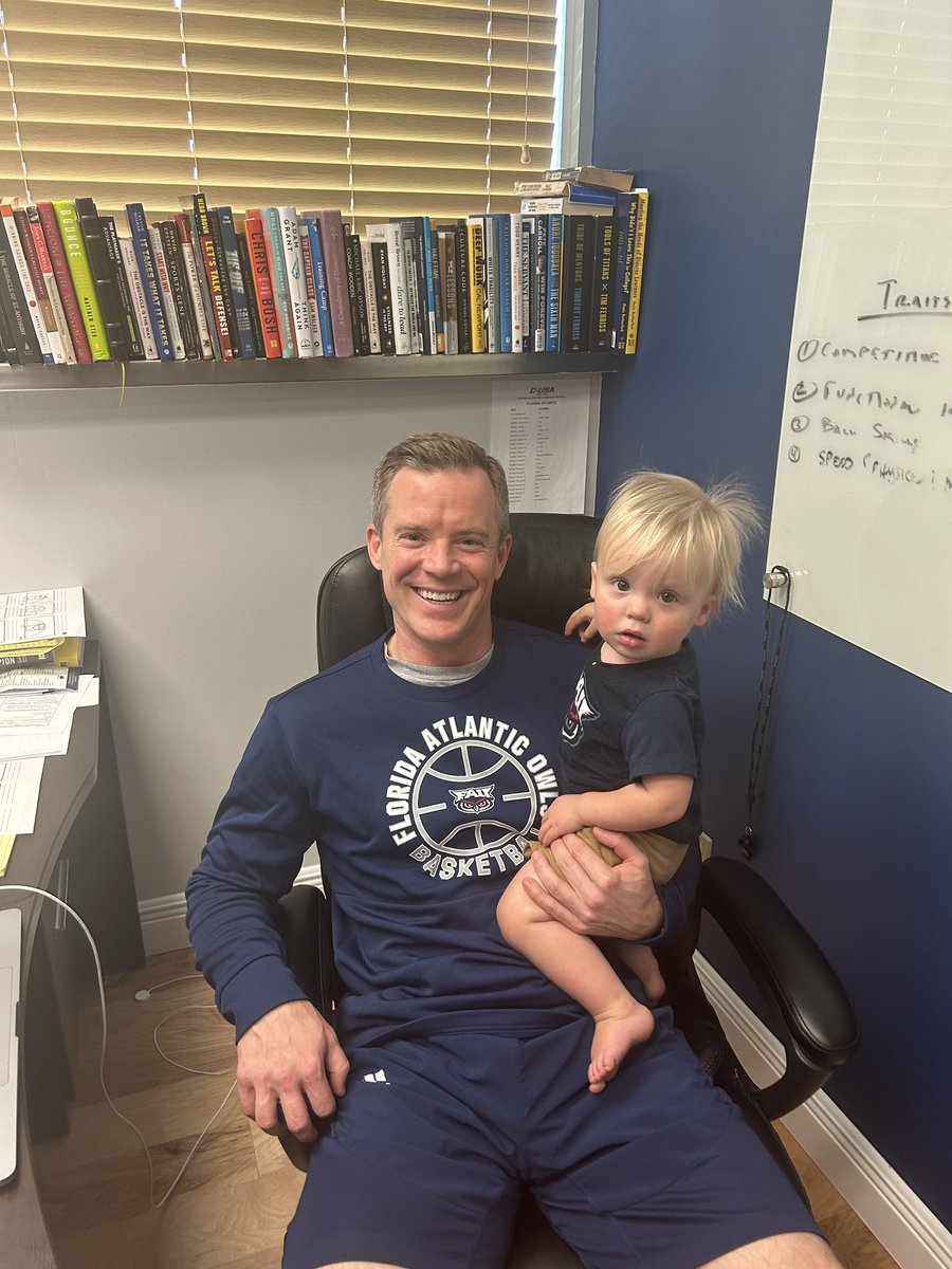 PaigeWhite0413's tweet image. Eamon stopped by @FAUMBB to give his scouting report for tonight’s big game to @CoachDustyMay 🏀🦉2️⃣1️⃣ @Brian_E_White_  #WinningInParadise