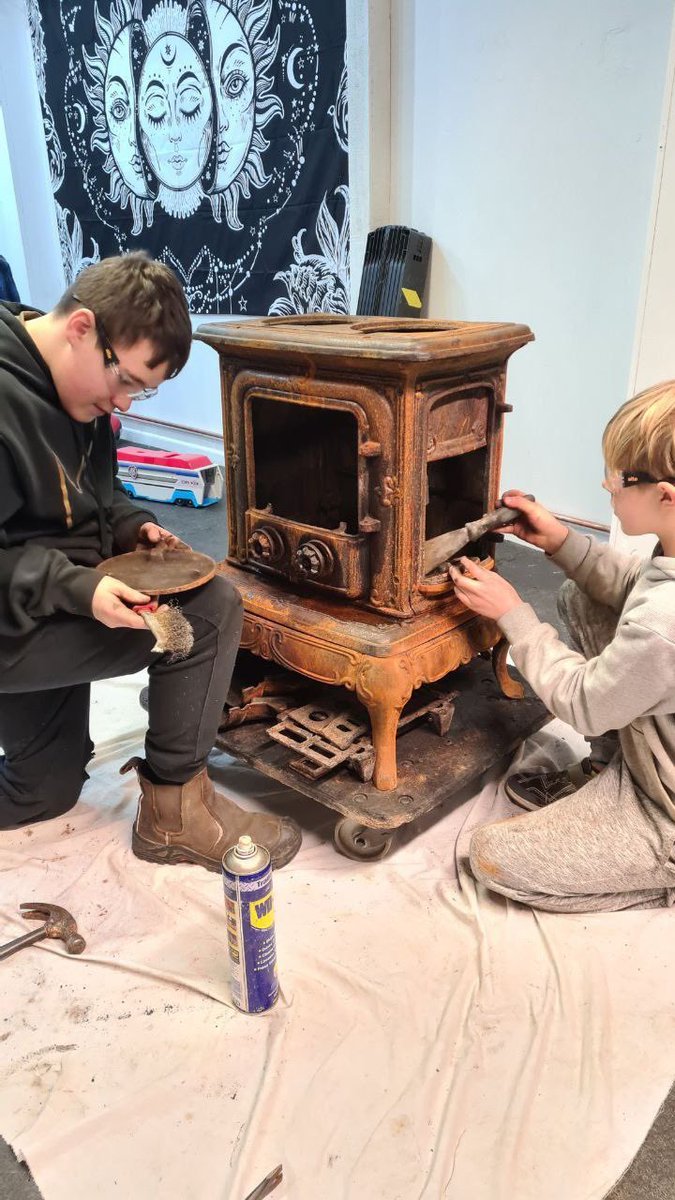Roots2thefuture's tweet photo. Our first #Restoration & Renovation session saw the children stripping down a very neglected, old #logburner ๐ฅ
Most had never used #tools before, but with guidance, they stripped the burner down & gave it a good clean with a wire brush
#rootstothefuture #homeeducation #Warwick https://t.co/KXWP1QXYvV