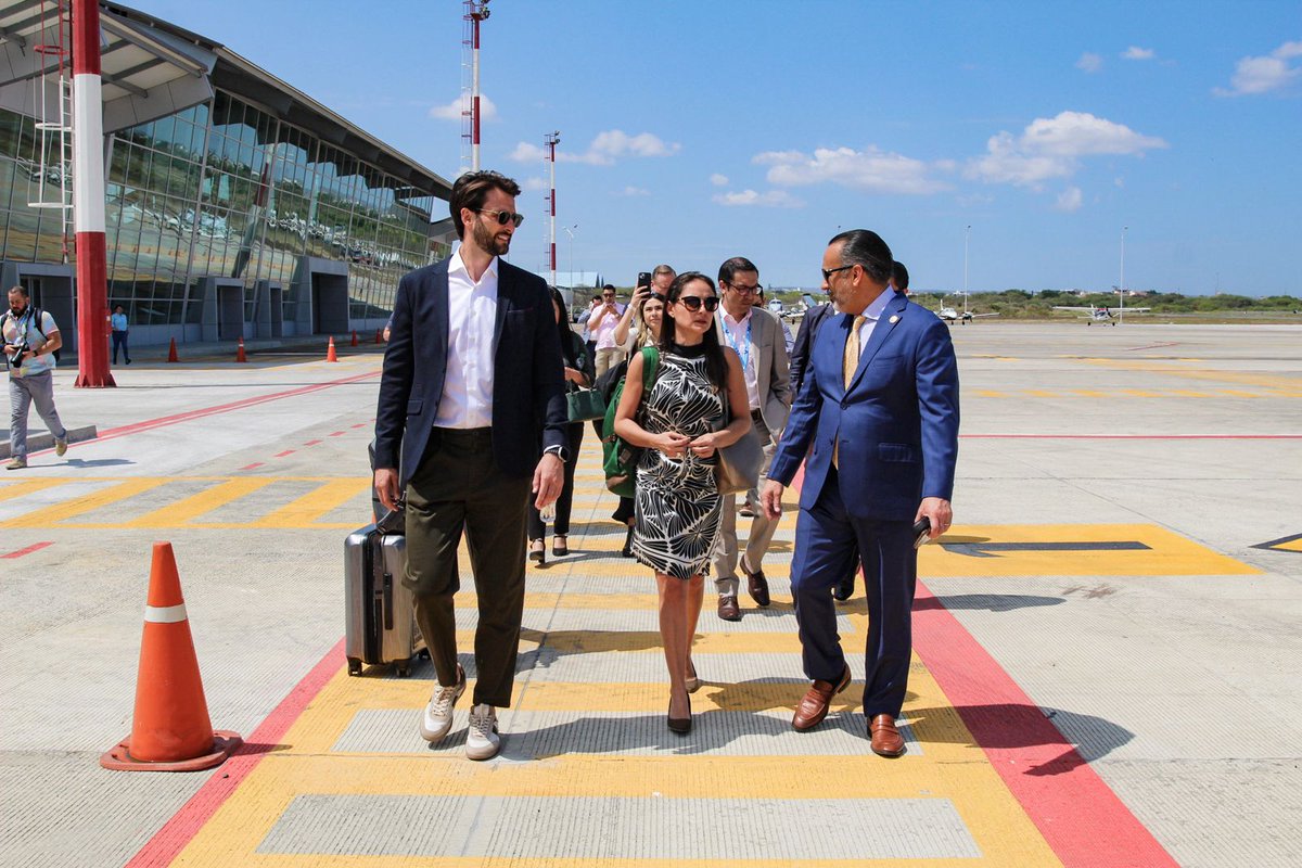 MIT_Ecuador's tweet photo. ¡Fortalecemos la conectividad aérea internacional! ✈️🌎

#Manabí abre sus puertas a la aerolínea  @CopaAirlines con la ruta Manta - Panamá. Impulsamos el desarrollo económico, productivo y turístico de la zona costera del Ecuador. 

#Copa2Manta
#ConectividadAéreaEc https://t.co/bXzNz6ShiJ