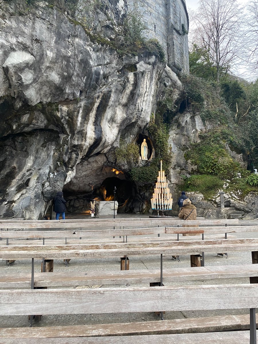 SylvieOnLive's tweet photo. Petite prière la grotte. La Sainte Vierge veille sur nous. Joie d’avoir pu participer aux #JSFS2023 (et d’avoir même vu @gadelmaleh !) https://t.co/mQyfUtnjah
