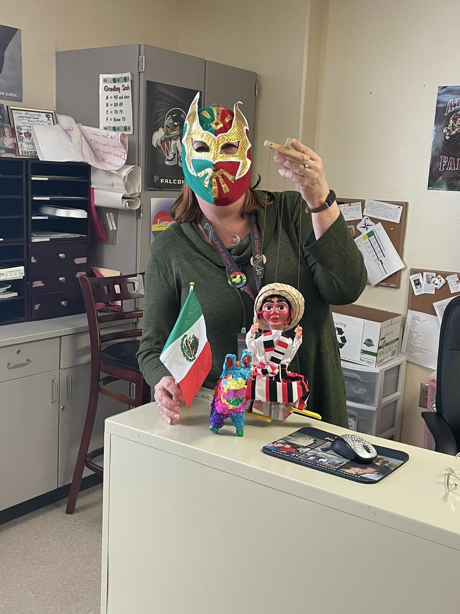 MrsPerryAMMS's tweet photo. 6th Grade Social Studies diving into their Aboki boxes today!! @HaggertyAMMS is the best and her kids are loving this!! #AMMSLions #Mexico @FCSocialStudies @MartinJE86 https://t.co/vNTLGzRD5f