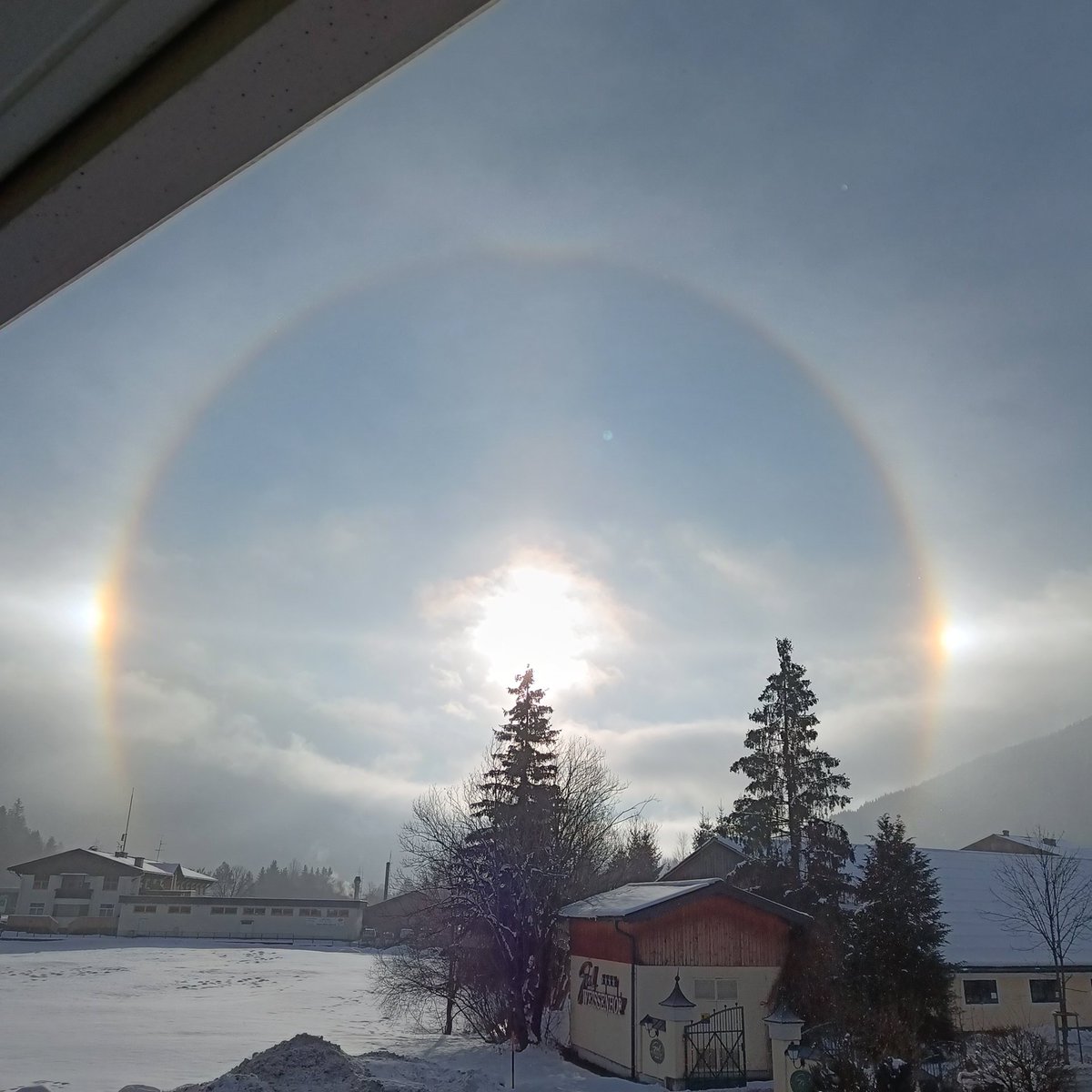 Pplspitbull's tweet photo. So this was my view this morning! #migrantworker #European #brexitexit #Austria #sundog https://t.co/4Fs688mlbb