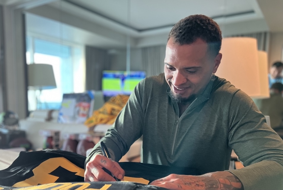 TotalSportsEnt's tweet image. We're going to give a Maurkice Pouncey autographed jersey to someone who retweets this tweet AND follows us!

We'll pick a winner on Monday 1/30!