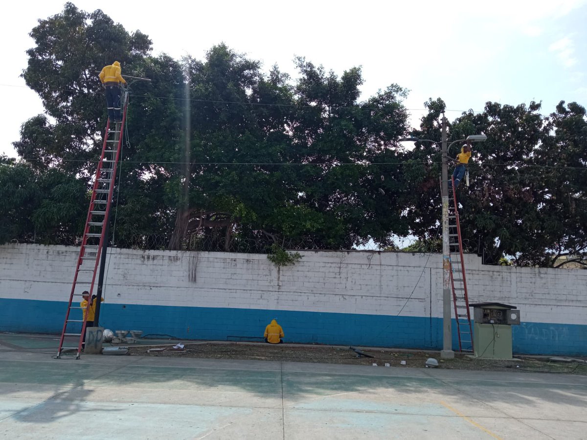 Alcaldía Guayaquil on Twitter "La jefatura de obras eléctricas rehabilita las luminarias del