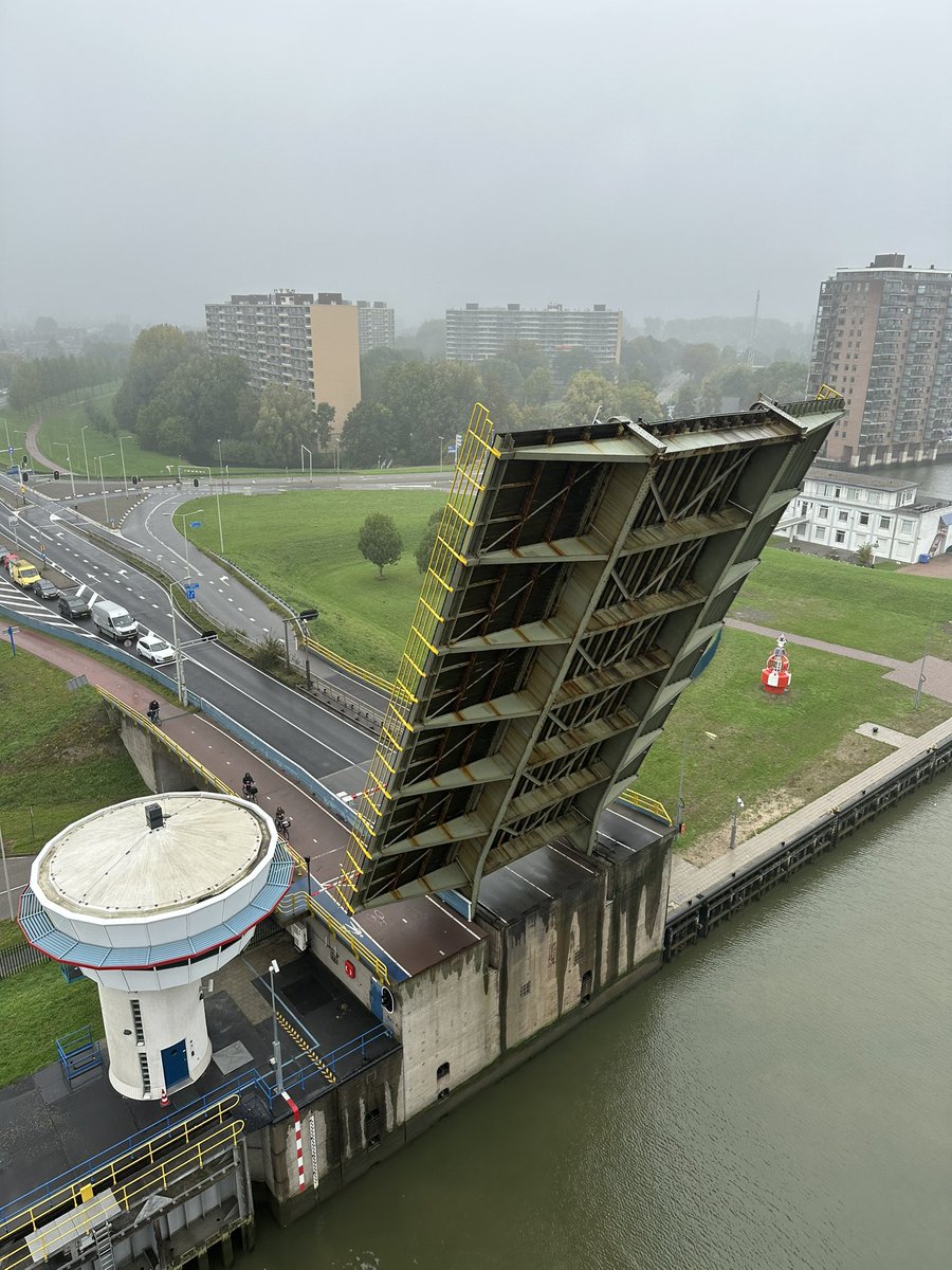 zeefNL's tweet photo. Bij het Smart Diner in Venlo om ‘smart mobility’ te bespreken: hoe we met technologie onze (vaar)wegen beter benutten. Als drukste provincie is @zuid_holland bezig om met data het beste moment voor brugopening te voorspellen. En voorrang voor de 🚲 bij intelligente 🚦. https://t.co/Z5yzXJpP0i