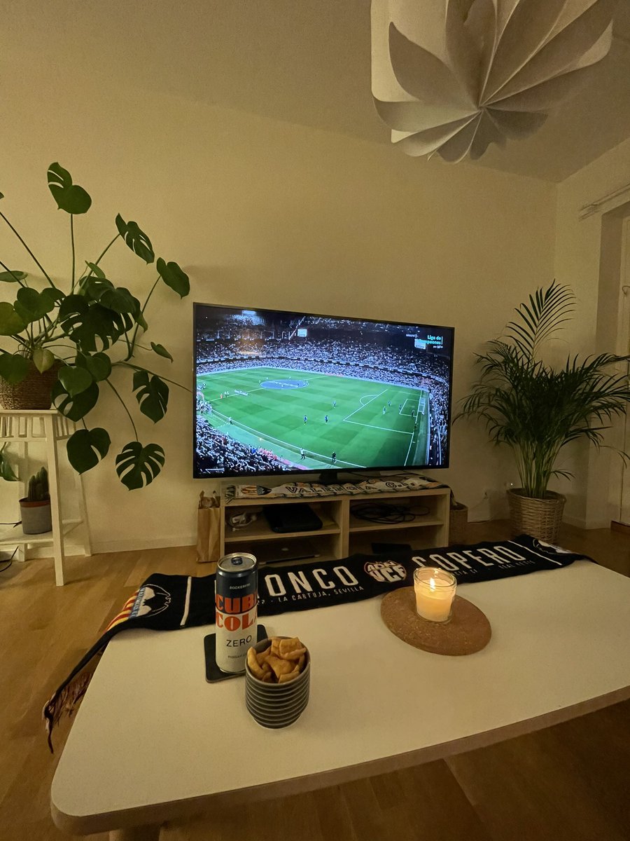 Ballester_dolzP's tweet photo. Vinga VLC Vinga 🧡🦇. Una tarde más apoyando a nuestro valencia desde 2975 km de Mestalla (a pesar de tener el pase allí 💔. Saludos desde Örebro, Suecia 🇸🇪 @RoviVCFRADIO #VCFMediaRadio @javiattard @9carrgie @Andreu_Alberola https://t.co/FzKBtKclMU