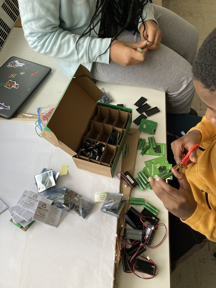 mswongs_class's tweet photo. @LC2_TDSB student leaders are SO 🥳 excited as we prepare to share all the cool 🤖Robotics &amp; 💻coding tools available @GulfstreamPS in the LLC with educators! @vineeta_kaura @KuljitSaini28 @tdsb @NTurato https://t.co/Cs1FK2FsVC