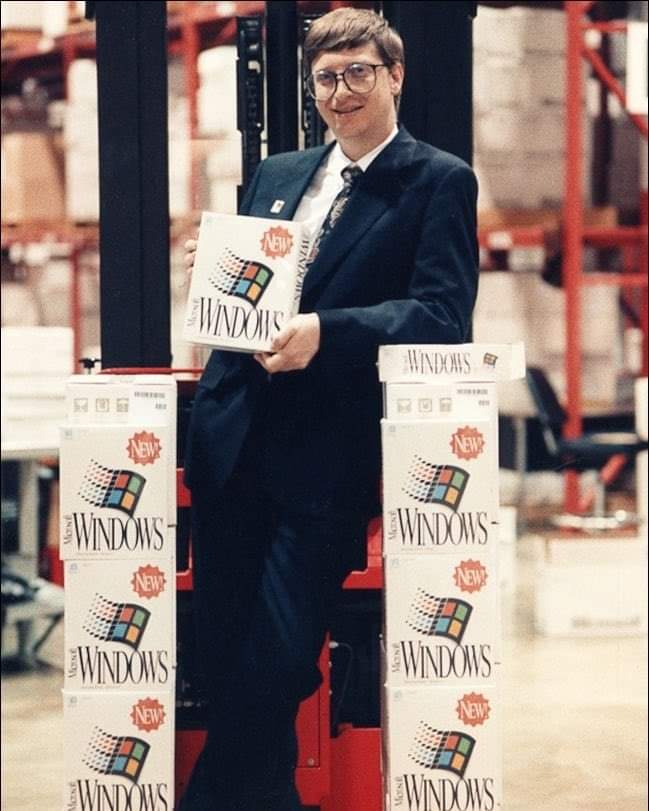 JuanjoBits's tweet image. Bill Gates en la línea de producción de Windows 3.1 (1992) 👇
#windows3.1 #Windows11 #Windows10 #windows8 #windows7 #WindowsVista #windowsxp #windows98 #windows95
