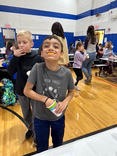 ￼￼￼￼￼￼￼Yesterday, Washington students got a chance to try a variety of citrus fruits during lunch. Thank you to our Health and Wellness Committee for organizing these healthy, tasty treats! #HealthyLiving