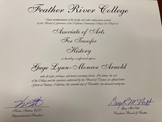 FRCPrez's tweet photo. I recognized some names while signing diplomas today. Congrats to all 🎓👨‍🎓🏈
@DannyLongre @12GageAD @tannerha11  @FRC_FOOTBALL @BAMADLCRAZY  @CoachMelly_FRC @CoachSpo_ @CoachKocurek @FeatherRiverCol https://t.co/7wEx7dt262