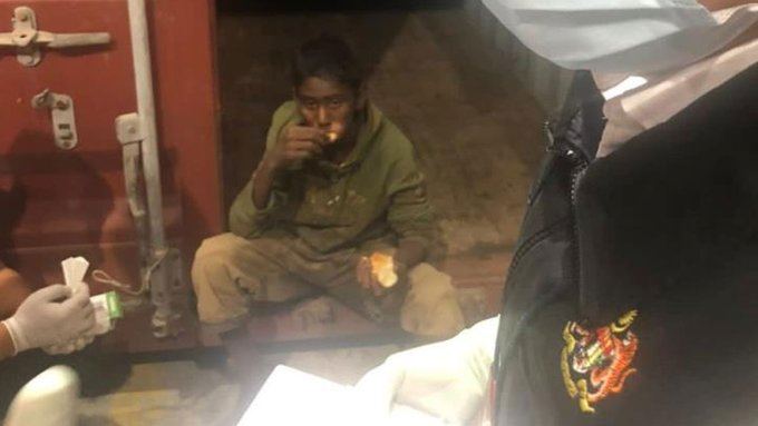 bosunatiklama's tweet photo. Bangladeş’te saklambaç oynarken girdiği gemide uyuyakalan çocuk, 5 gün sonra Malezya'da bulundu. https://t.co/LPgGWK8Scy