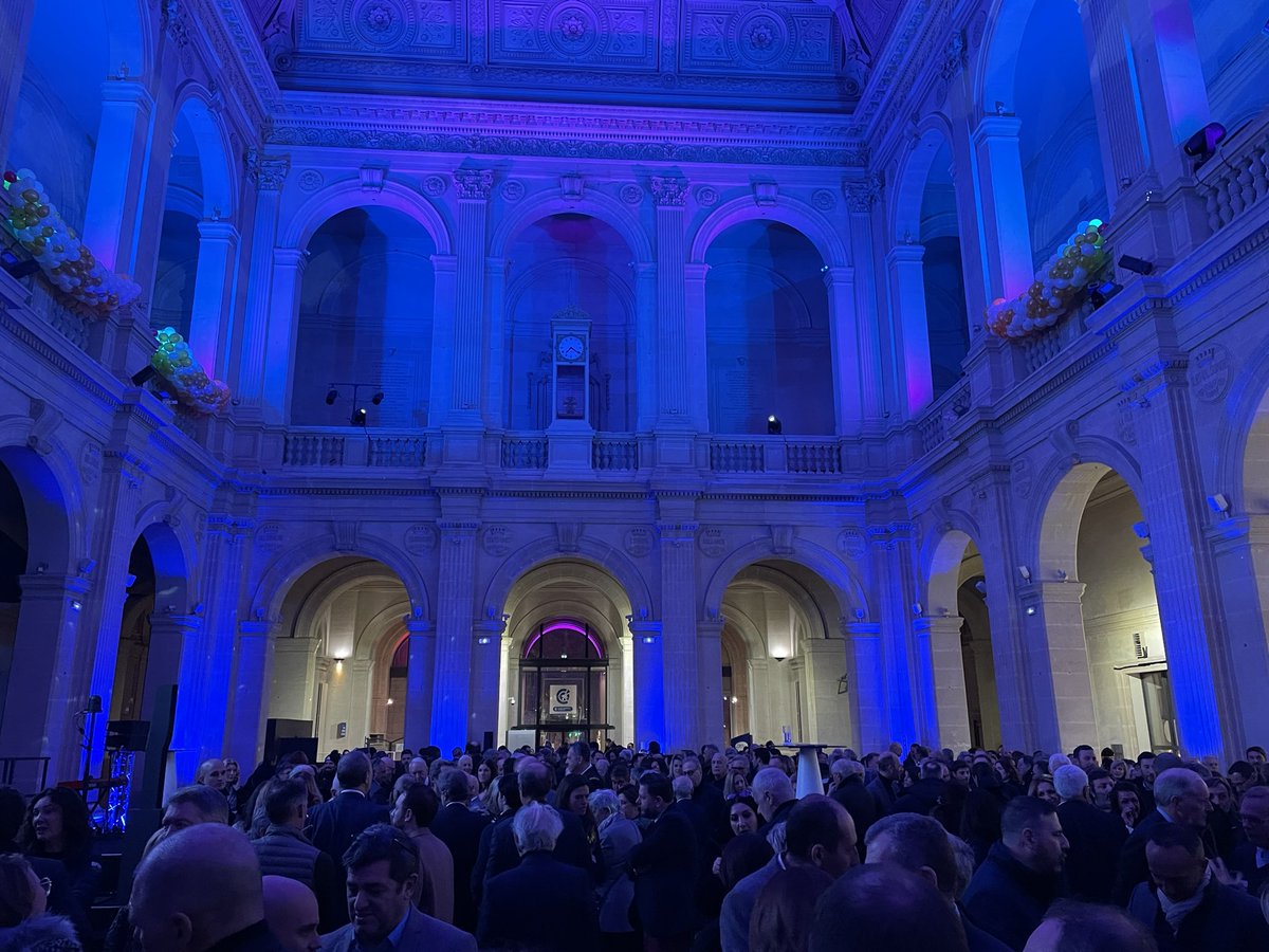 CCI_AMP's tweet photo. [#TousActeurs] Une belle soirée qui a permis de mettre en lumière des défis majeurs et de réunir les forces vives économiques de notre territoire. Merci aux + de 800 entreprises présentes ce soir merci @ecrimed pour ton engagement et bonne année 2023 🤝👏 #ensemble @chauvinjl https://t.co/9Ip9k8cOcg
