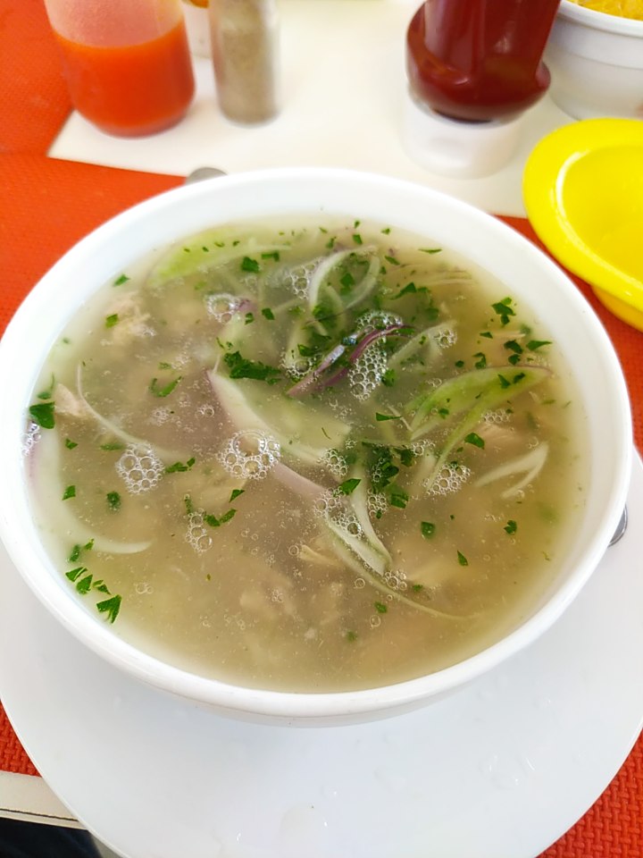 Háganse un favor y vayan a comer los encebollados albinos en Ambato, son una perra maravilla.