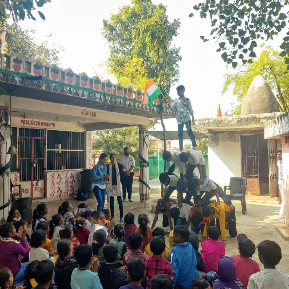 SFS_Gujarat's tweet photo. Students For seva गांधीनगर द्वारा संचालित परिषद की पाठशाला के तहत 26 जनवरी के अवसर पर भारत माता का पूजन, सांस्कृतिक कार्यक्रम एवं आवश्यकतानुसार पुस्तकों का वितरण किया गया ।
@ABVPVoice 
@ABVPGujarat 
@students4seva https://t.co/JZWZbM0mbx
