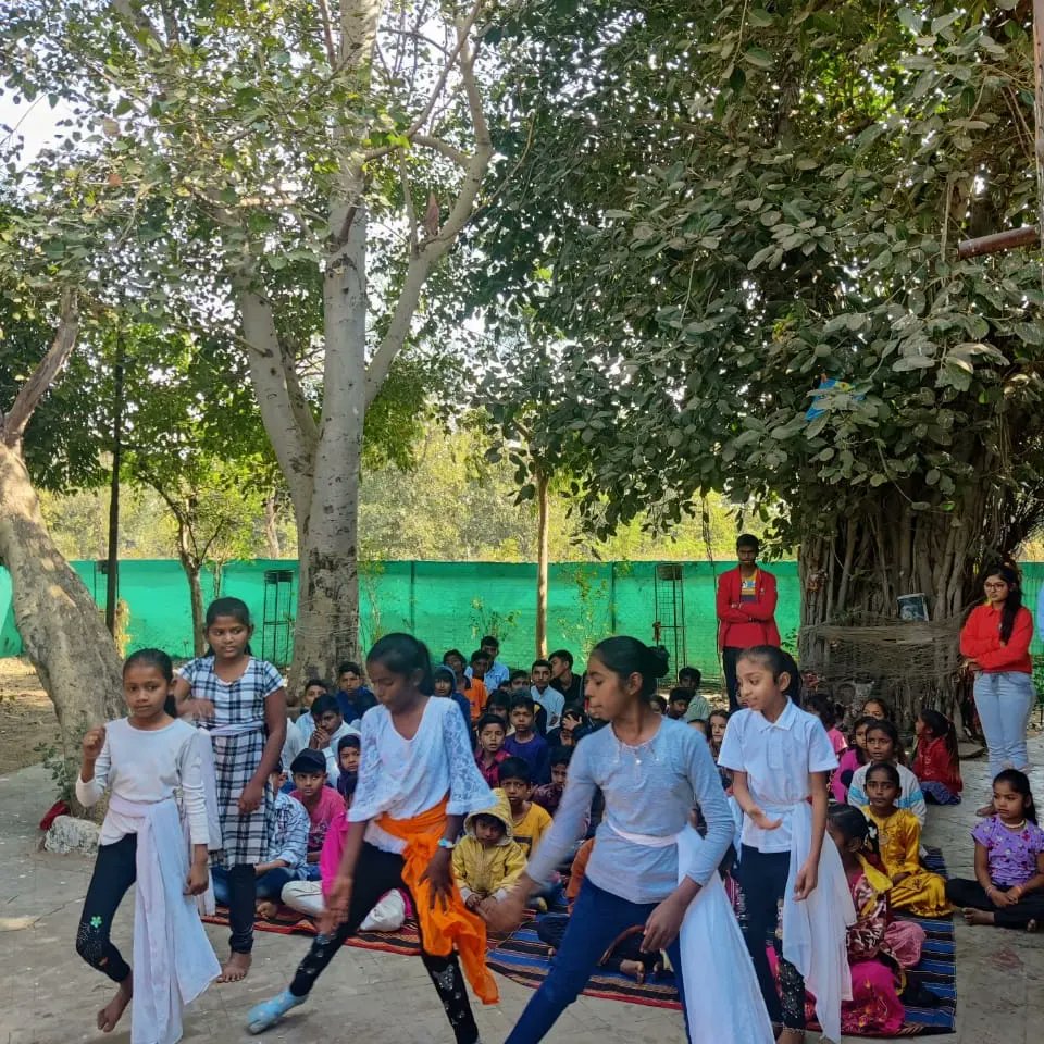 SFS_Gujarat's tweet photo. Students For seva गांधीनगर द्वारा संचालित परिषद की पाठशाला के तहत 26 जनवरी के अवसर पर भारत माता का पूजन, सांस्कृतिक कार्यक्रम एवं आवश्यकतानुसार पुस्तकों का वितरण किया गया ।
@ABVPVoice 
@ABVPGujarat 
@students4seva https://t.co/JZWZbM0mbx