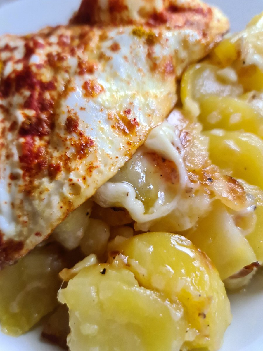 LaDaemonia's tweet photo. 〰️🍽
Manchmal ist #Resteessen einfach #nomnomnom 🥰
#Bratkartoffeln mit #Raclette #Käse und #spiegeleier 
Ich wünsche Euch einen tollen #Donnerstag 🍀🥰 #foodblog #kochen #cooking  #fotografie #photography #essensfotografie #foodphotography #germancooking #deutscheküche https://t.co/0l6FvW5LyB